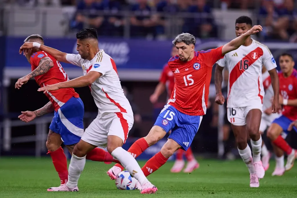 Carlos Zambrano bloquea un avance de Eduardo Vargas mientras Diego Valdés intenta seguir adelante. (Jose Luis Melgarejo/Mexsport/Photosport).