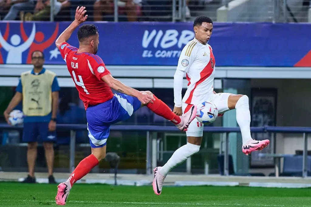 Mauricio Isla defiende a Marcos López. (Jonathan Duenas/Mexsport/Photosport).