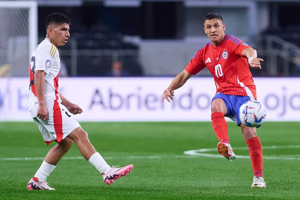 Alexis Sánchez ante Perú, lo marca Piero Quispe. (Jonathan Duenas/Mexsport/Photosport).