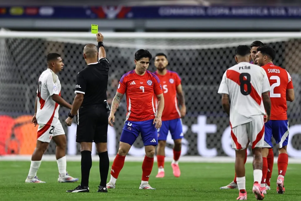 Wilton Sampaio será el hombre a cargo del partido de Chile y Perú, lo que dejó en alerta a Javier Castrilli. Foto: Photosport.