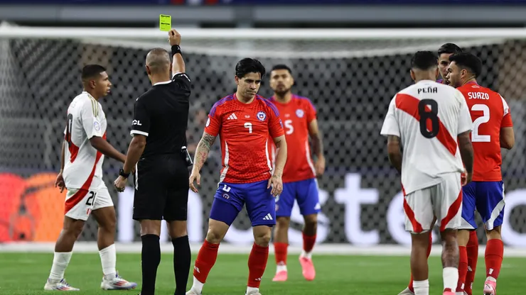 Wilton Sampaio no dudó: amarilla al delantero del CSKA Moscú. (Omar Vega/Getty Images).