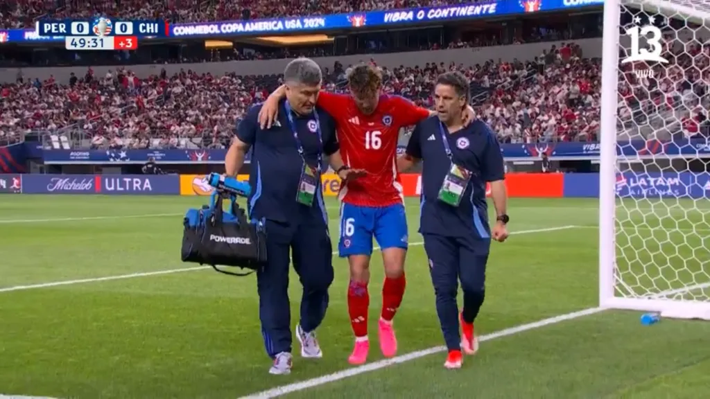 Igor Lichnovsky debió salir en compañía del cuerpo médico de La Roja (Captura)