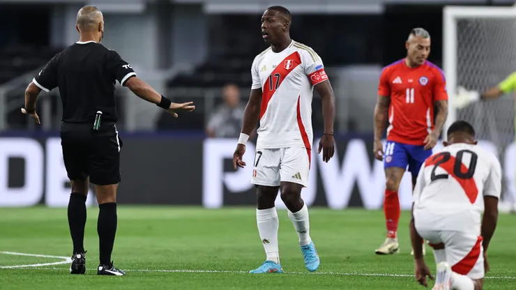 Advíncula salió lesionado. (Omar Vega/Getty Images).