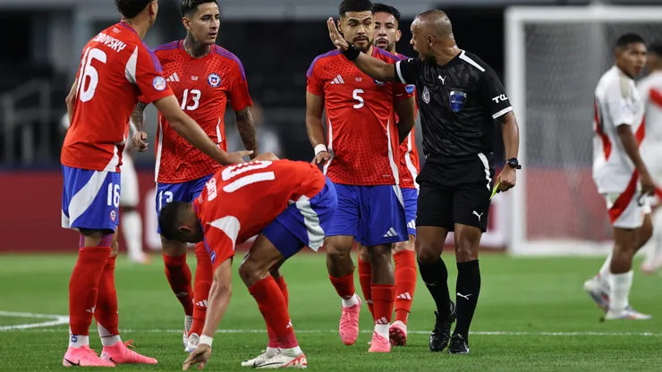 La amarilla para el antofagastino Pulgar. (Omar Vega/Getty Images)