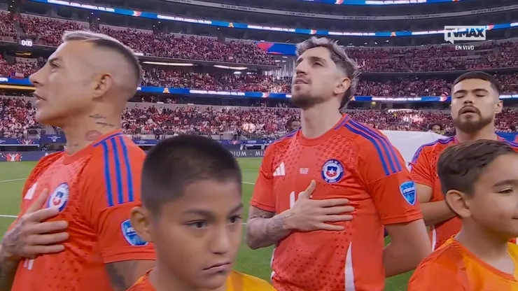 Diego Valdés canta el himno de Chile. (Captura).