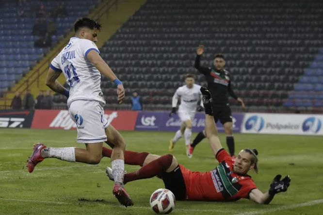 Guillermo Guaiquil intenta superar al portero argentino César Rigamonti. (Eduardo Fortes/Photosport).