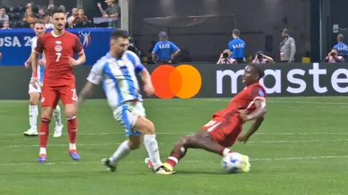 Bombito le hizo una fuerte falta al argentino Messi.