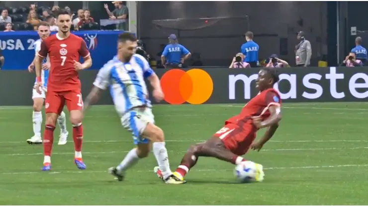 Bombito le hizo una fuerte falta al argentino Messi.