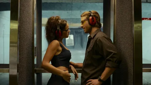 Glen Powell se roba la película de acción y romance.