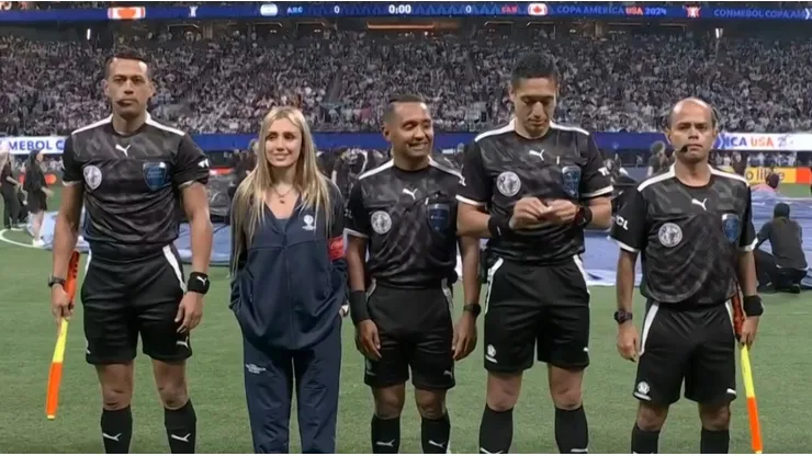 Morena Beltrán, periodista de ESPN, con los árbitros en el partido de Argentina
