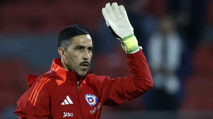 Claudio Bravo aleona a Alexis Sánchez.