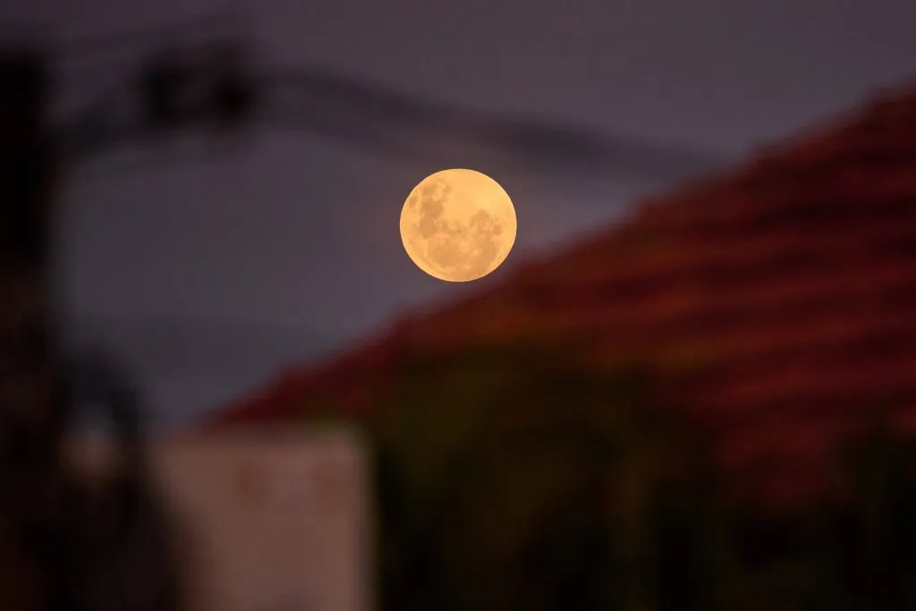 April 23, 2024, Rio Claro, Sao Paulo, Brazil: The pink full moon phenomenon is seen from Rio Claro, Sao Paulo, Brazil, on April 23, 2024. Rio Claro Brazil – ZUMAv129 20240423_znp_v129_004 Copyright: xIgorxDoxValex
