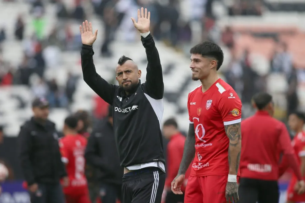 Arturo Vidal contra Colegio Quillón. Foto: Dragomir Yankovic/Photosport