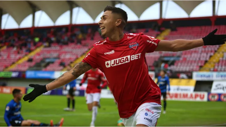 Bayron Oyarzo encabezó la goleada de Ñublense a Huachipato por el Campeonato Nacional.