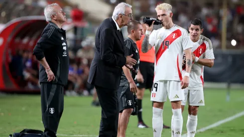 Jorge Fossati busca fórmulas para jugar ante Chile.
