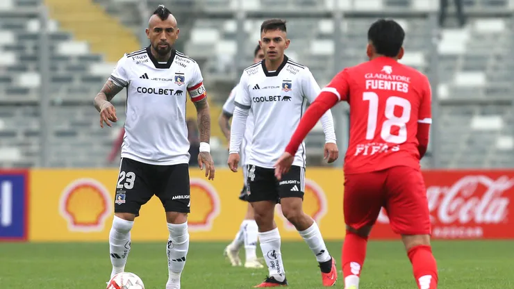 Colo Colo enfrenta a Quillón en el Estadio Monumental.
