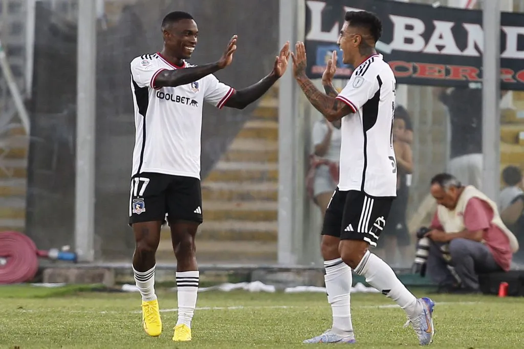 Otra imagen del festejo entre Fabián Castillo y Darío Lezcano. (Dragomir Yankovic/Photosport).
