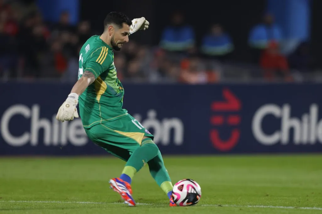Gabriel Arias asoma como el arquero titular de Chile ante Perú, algo que ha desatado todo un debate. Foto: Photosport.