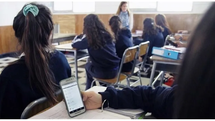 Avanza proyecto que busca prohibir los celulares en los colegios