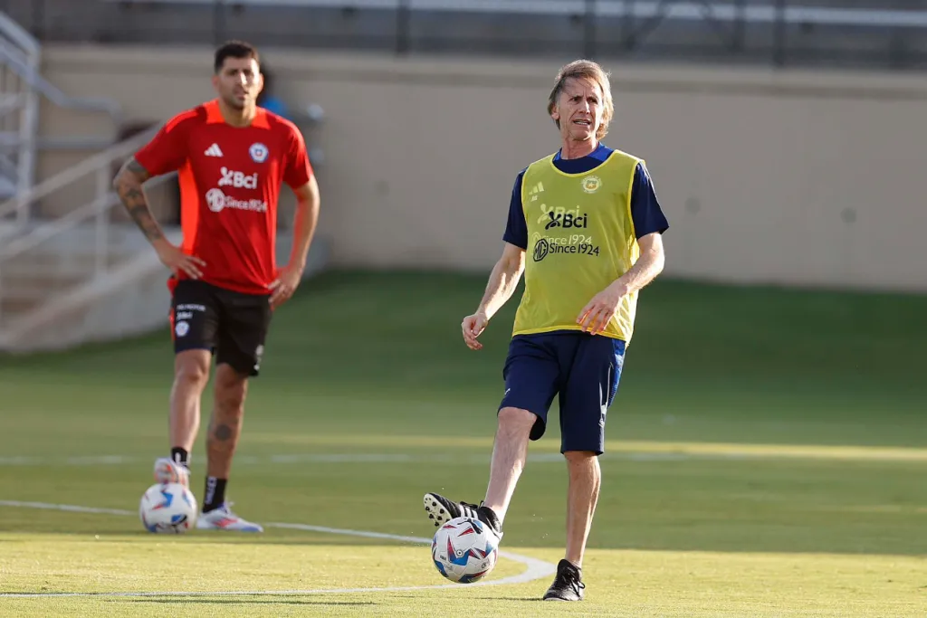 Ricardo Gareca en una práctica de la Roja. (Foto: Carlos Parra | Comunicaciones FFCh).