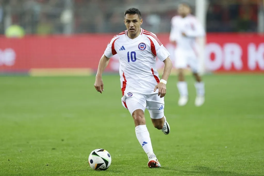 ESPN tampoco perdonó la camiseta blanca de Chile: “de catálogo genérico”.