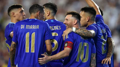 Lionel Messi y Ángel Di María festejan el gol de Argentina en el último amistoso frente a Guatemala.