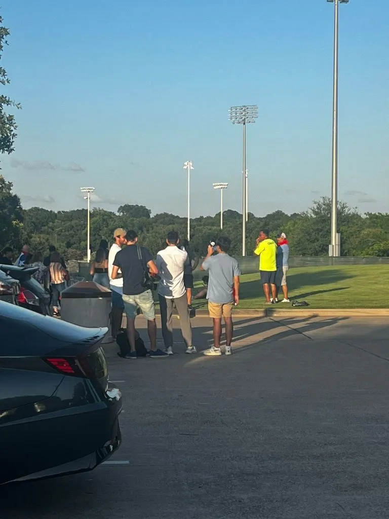 Este grupo de personas llegó al entrenamiento de Chile sin que nadie los conociera.
