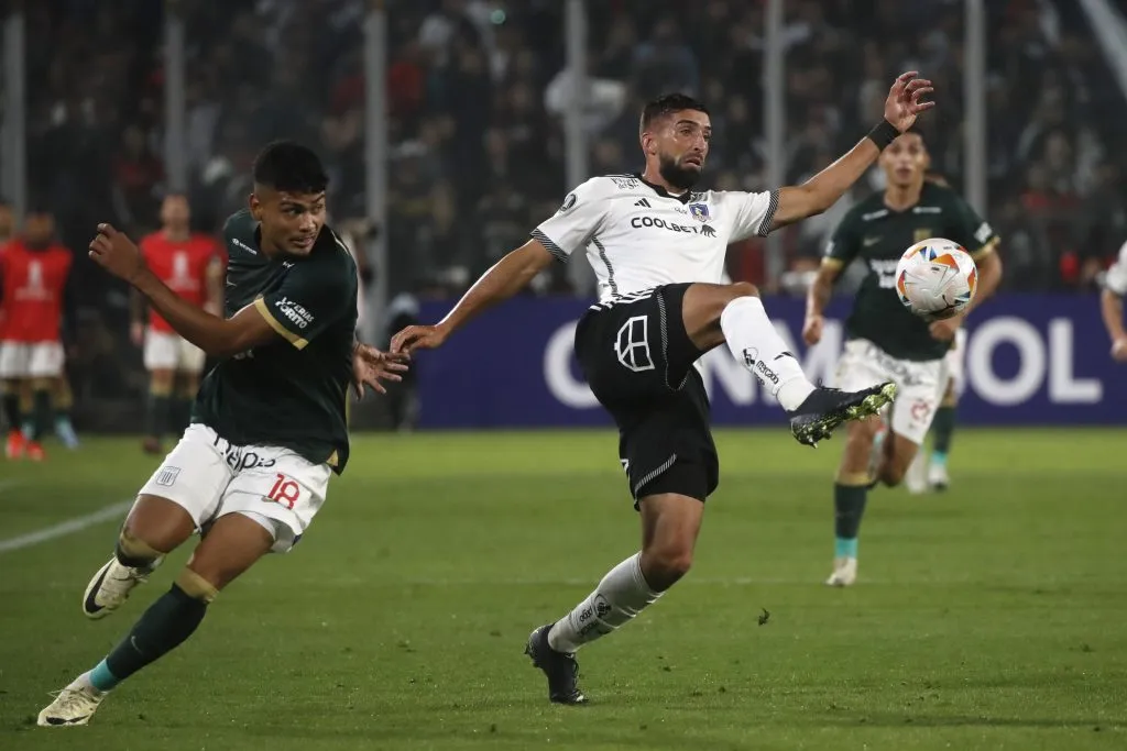 Emiliano Amor en acción ante Alianza Lima por la Copa Libertadores en el estadio Monumental. (Jonnathan Oyarzun/Photosport).