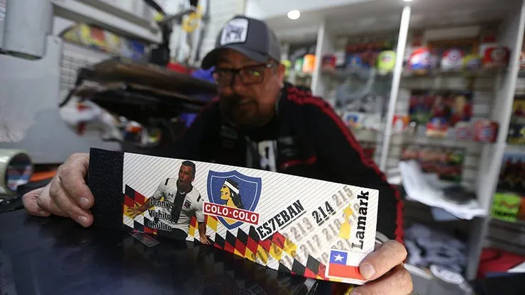 Luis Castro y una de las jinetas que le personalizó a Esteban Paredes antes de ser goleador histórico
