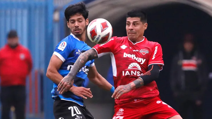 Jimmy Martínez y Patricio Rubio pelean por el balón en el último enfrentamiento entre Huachipato y Ñublense.