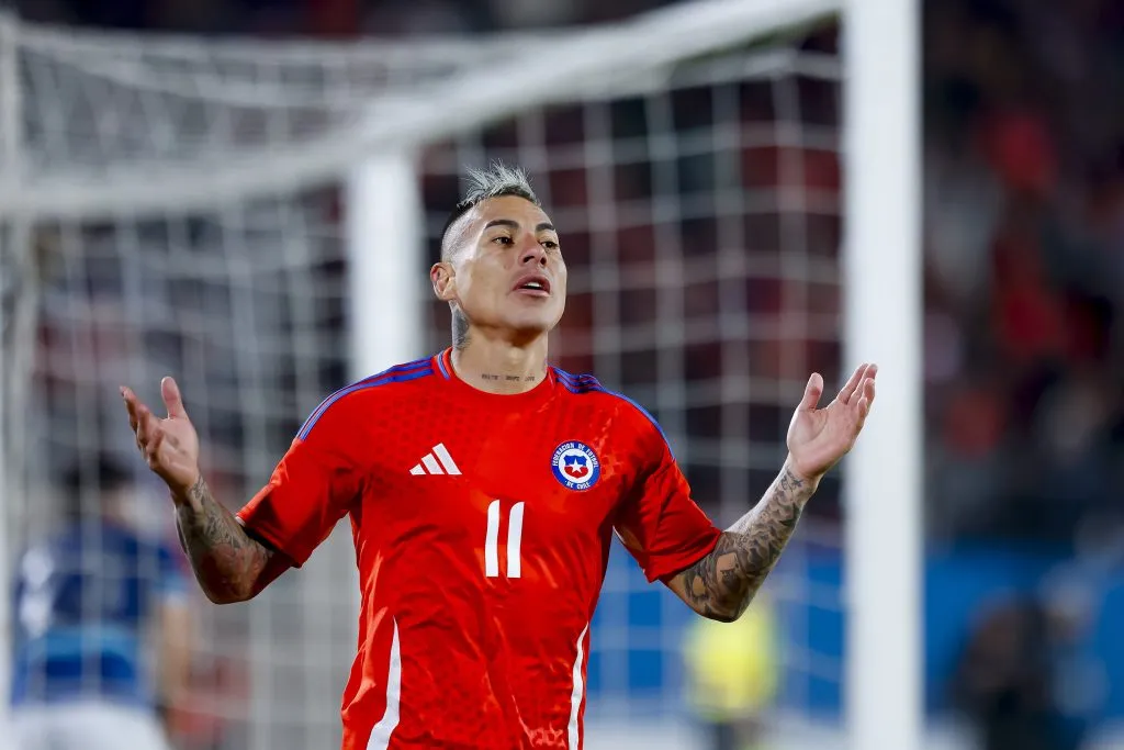 Eduardo Vargas encendió las alarmas, pero no fue nada de cuidado. (Pepe Alvujar/Photosport).
