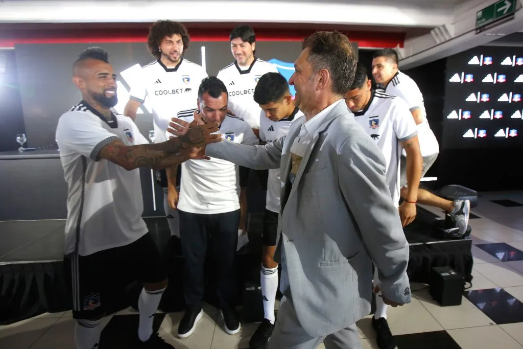 Aníbal Mosa le da la mano de Arturo Vidal: lo quiere mucho más rato en Colo Colo | Photosport