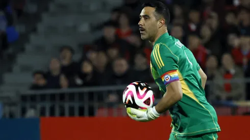 Claudio Bravo jugó el primer tiempo ante Paraguay.
