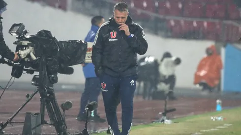 El entrenador de la U conversó con la dirigencia por los refuerzos.