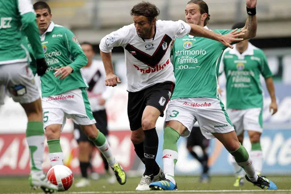 Ignacio Ithurralde marca a Sergio Comba en un duelo entre Audax Italiano y Santiago Morning. (ANDRES PINA/PHOTOSPORT).