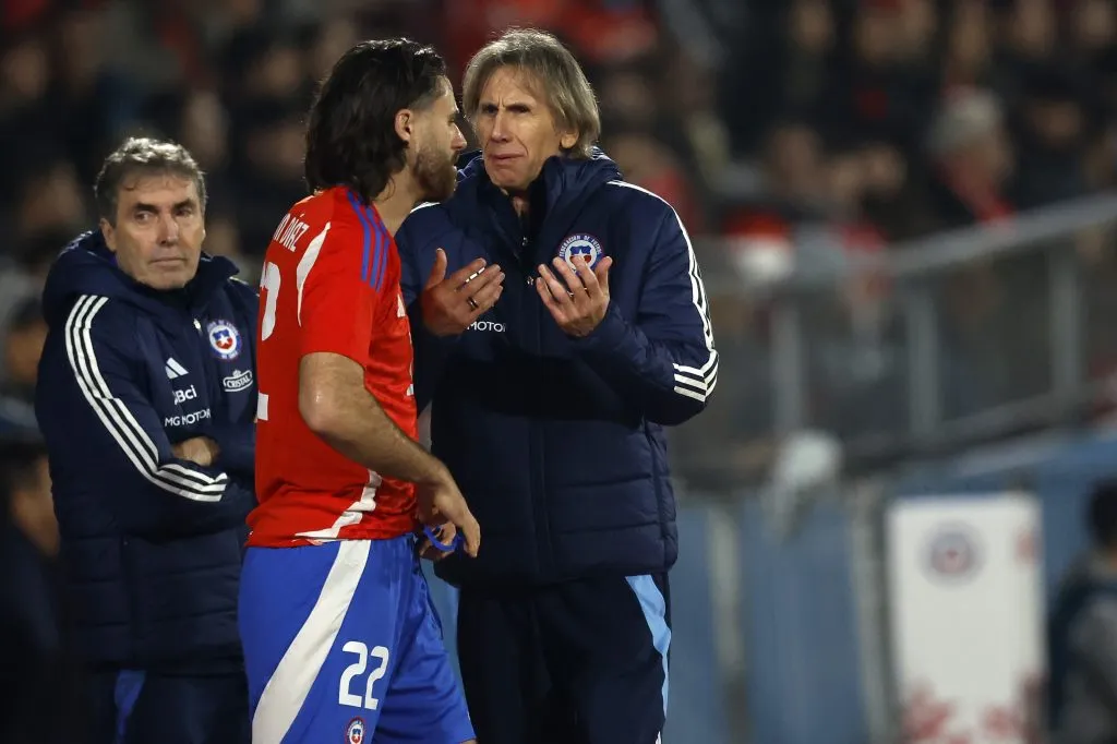 Ricardo Gareca le da indicaciones a Ben Brereton en el amistoso ante Paraguay. (Andres Pina/Photosport).