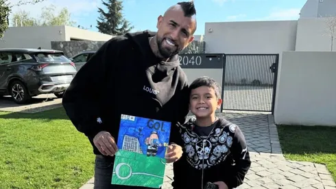 Arturo Vidal celebró con Emiliano, quien le tenía un dibujo.