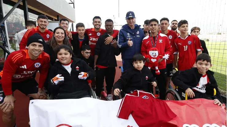 La Roja recibió la visita de niñas y niños de la Teletón