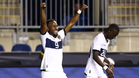 John Yeboah celebra su gol en el amistoso internacional entre Ecuador y Bolivia.