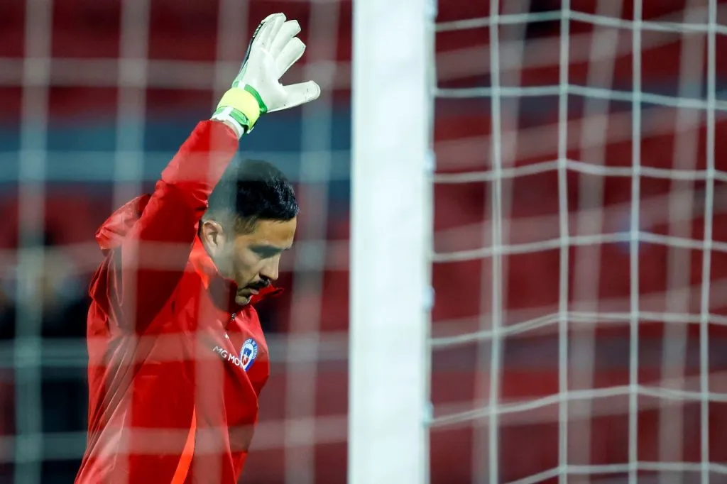 Claudio Bravo puede perder al preparador de arqueros de La Roja para Copa América (Photosport)
