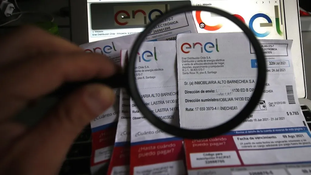 Una lupa sobre cuentas de la luz