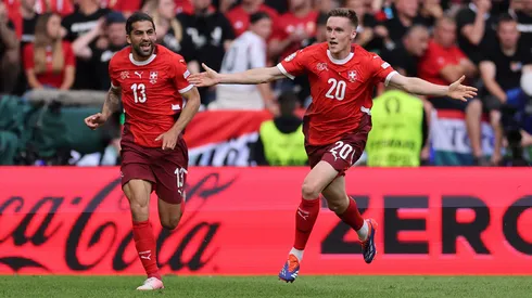 El chileno Ricardo Rodríguez fue titular en victoria de Suiza a Hungría en Eurocopa.