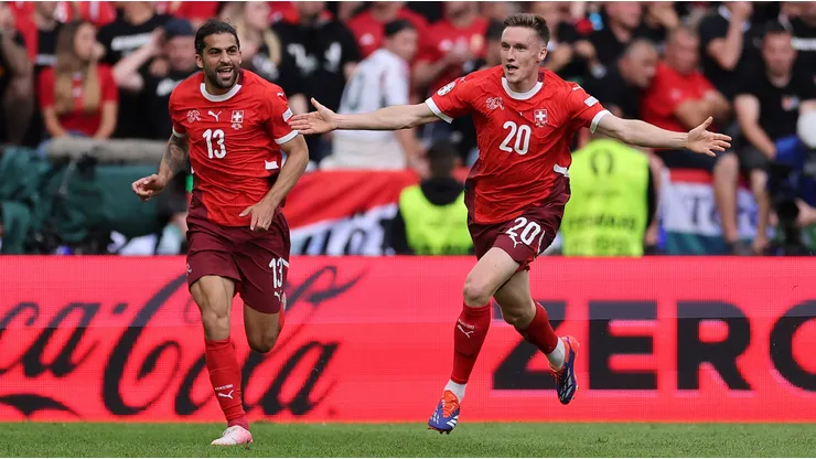 El chileno Ricardo Rodríguez fue titular en victoria de Suiza a Hungría en Eurocopa.