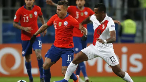 Renato Tapia marca a Eduardo Vargas. El peruano no estará en la Copa América.