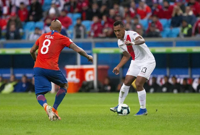 Renato Tapia ante Arturo Vidal en la Copa América. Ninguno estará en la edición 2024 del torneo. (Raúl Pereira).
