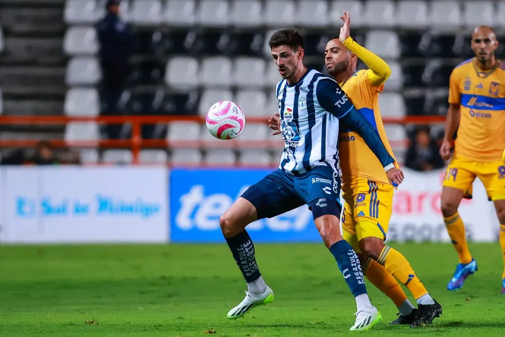 Lucas di Yorio en acción por el Pachuca ante el Tigres en México. (Manuel Velásquez/Getty Images).