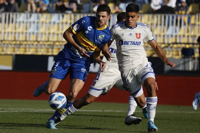 Lucas di Yorio en acción en un partido ante Universidad de Chile. (Raul Zamora/Photosport).