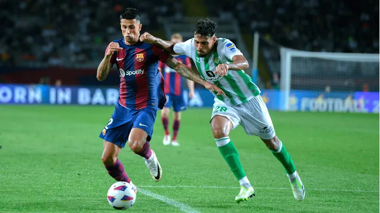 Chadi Riad marca a Joao Cancelo en un partido entre el Betis y el Barcelona.