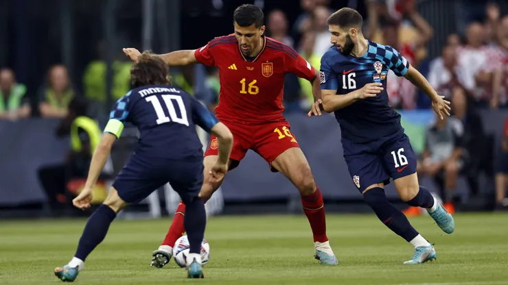 Modrić y Rodri disputan el balón en el último enfrentamiento entre España y Croacia.