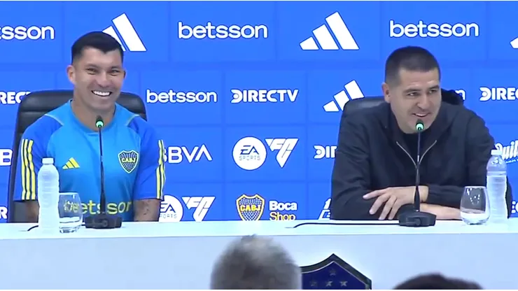 Juan Román Riquelme, presidente de Boca Juniors, presenta a Gary Medel como refuerzo.
